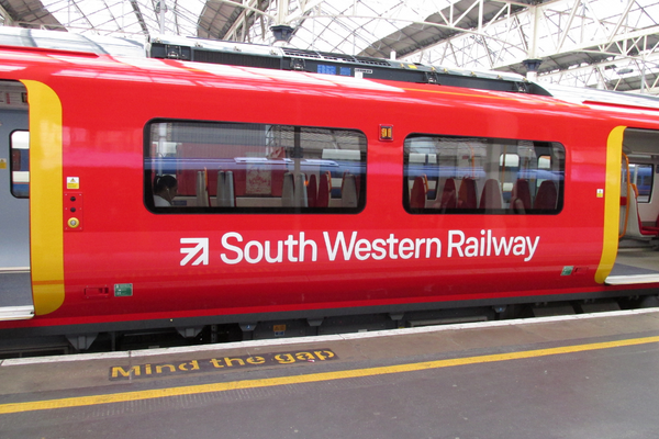 Class 707 (old livery) at Waterloo