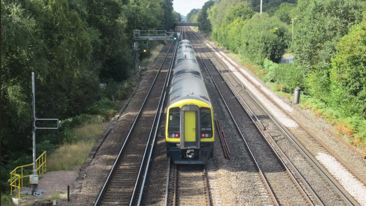 Class 158 train passing Superfast Wi-Fi pole between Earlsfield and Basingstoke