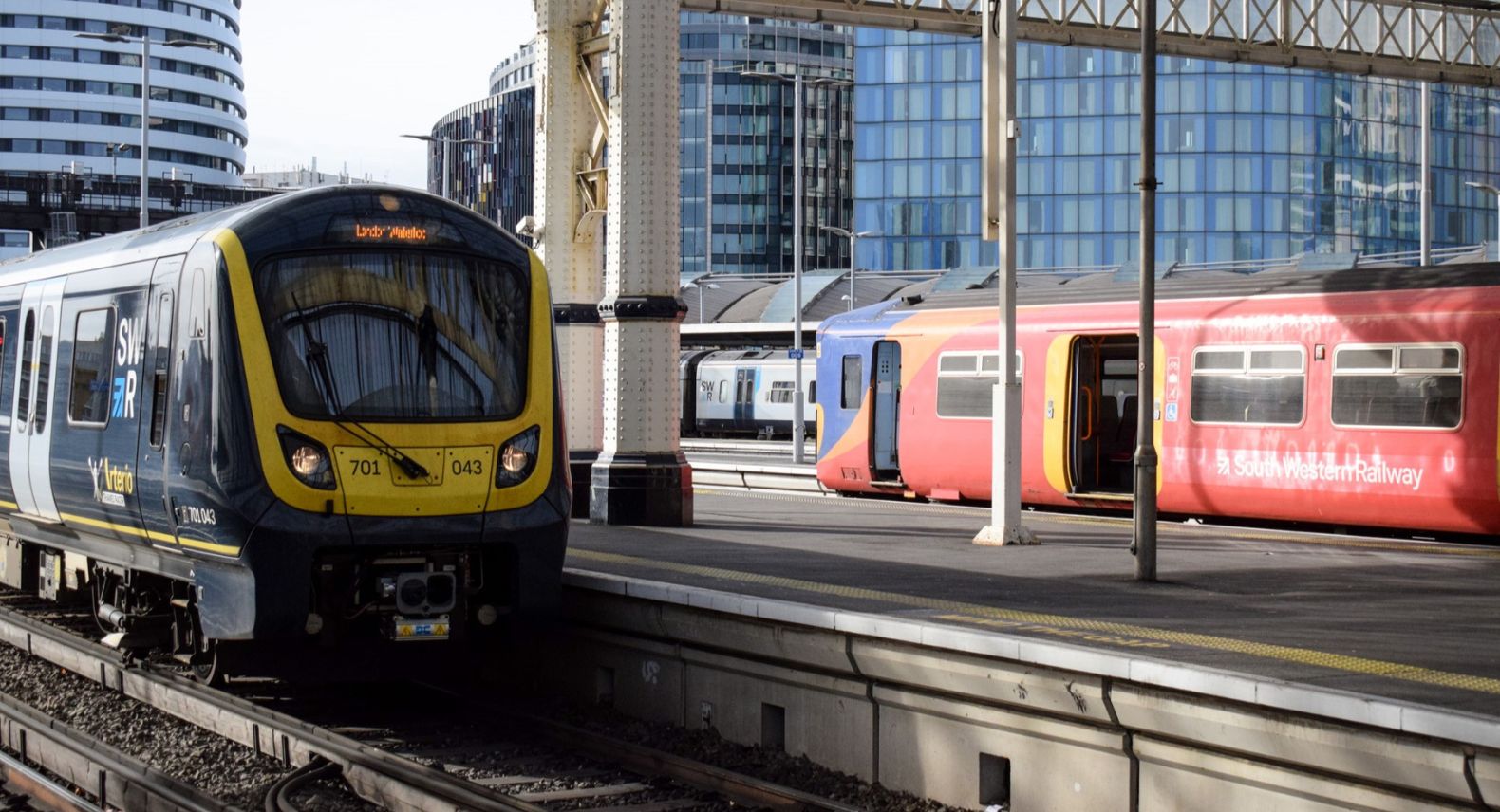 Arterio and Class 455 on opposite platforms at Waterloo