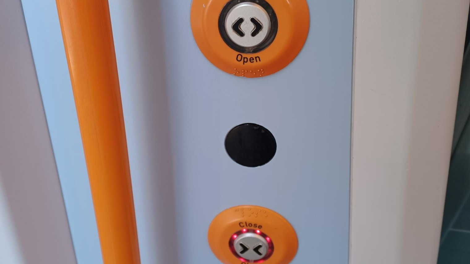buttons to open and close the train door