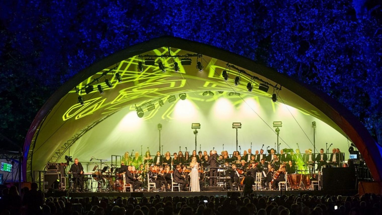 Singers and an orchestra on stage 