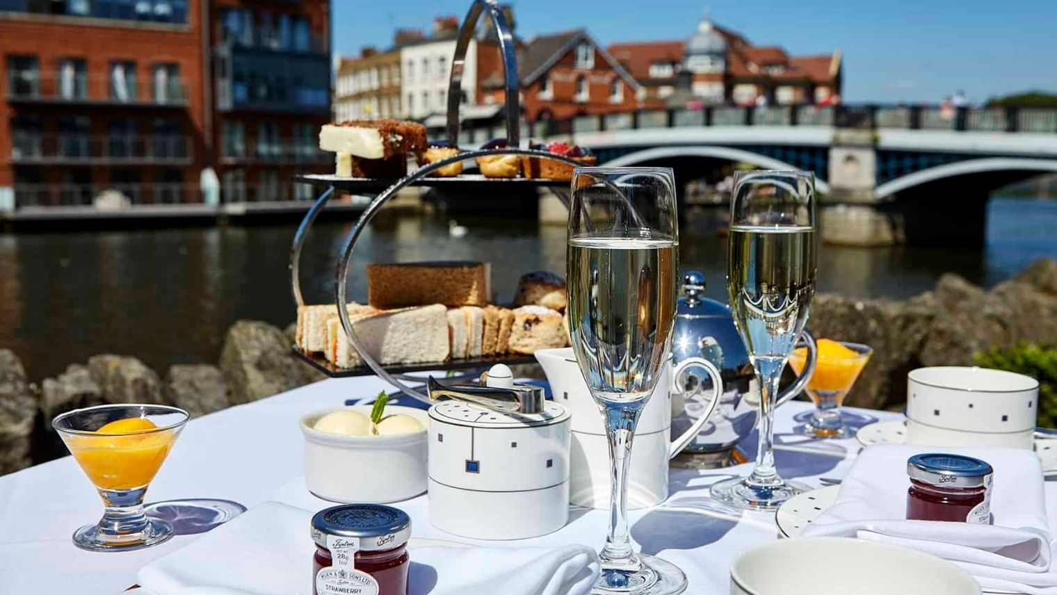 Champagne Breakfast, Sir Christopher Wren hotel