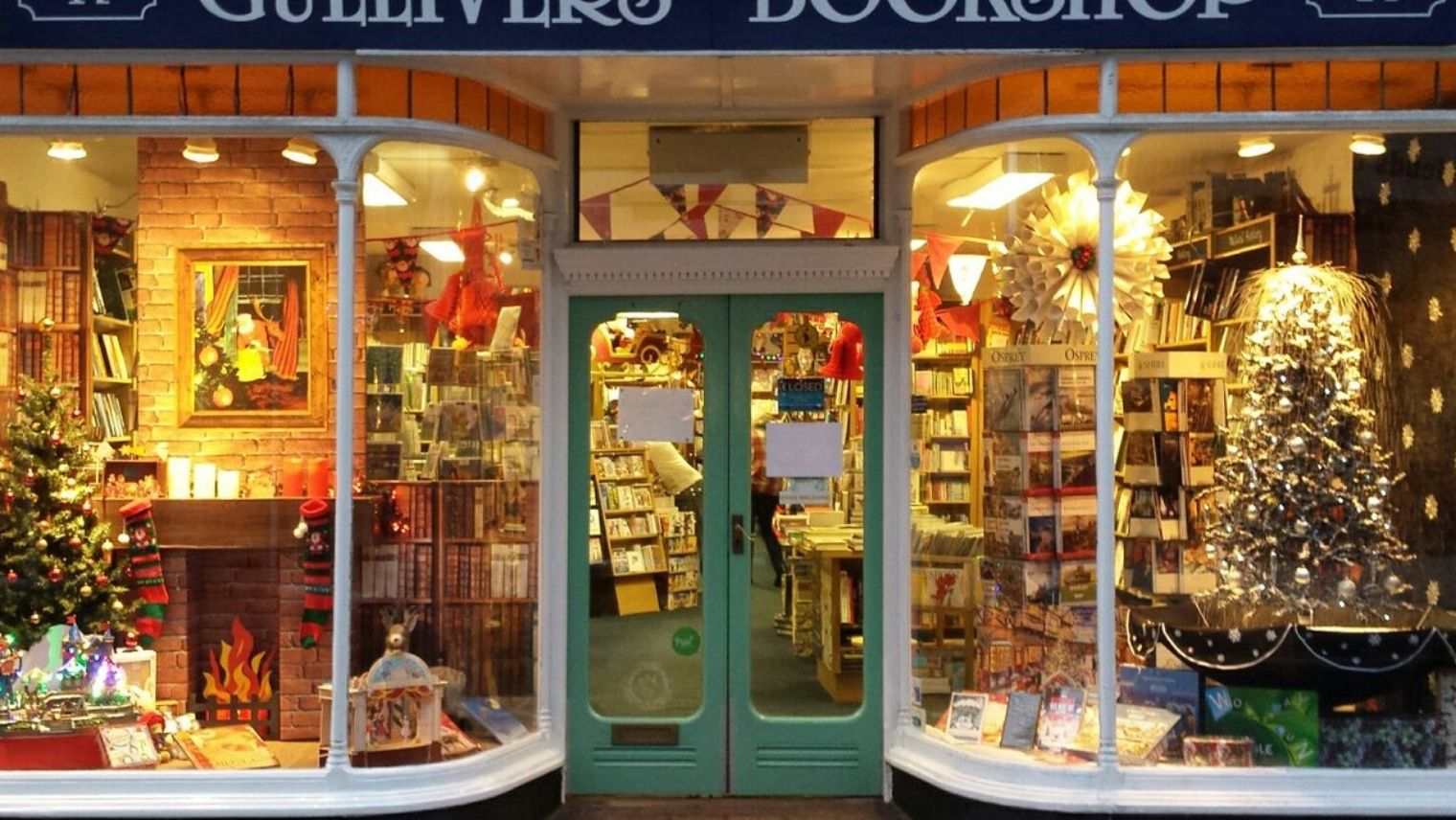 Exterior and Christmas display at Gulliver's Bookshop, Wimbourne 